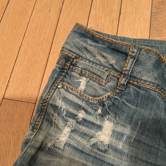 Almost Famous Women’s Denim Low Waisted Can be Short Shorts Size 3 Lightly Used - Picture 11 of 15